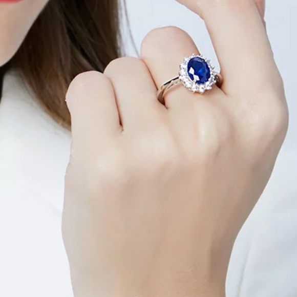 Beautiful Blue Sapphire Wedding / Engagement Ring - Picture 3 of 3